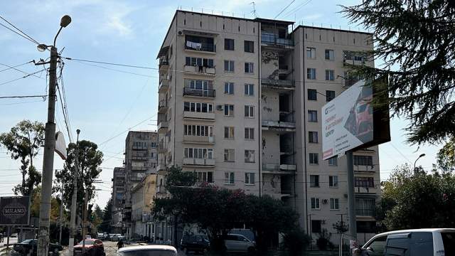 Панельные дома со следами обстрелов