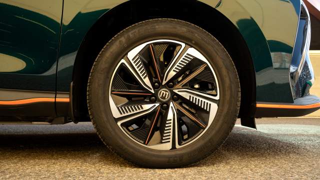 Колеса обуты в довольно толстые 19-дюймовые шины Batman