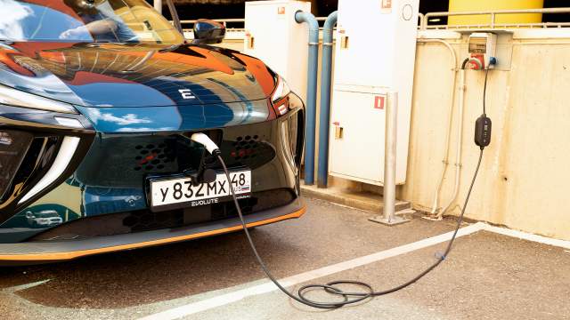 Провод в комплекте позволяет заряжать i-Sky и от обычной розетки