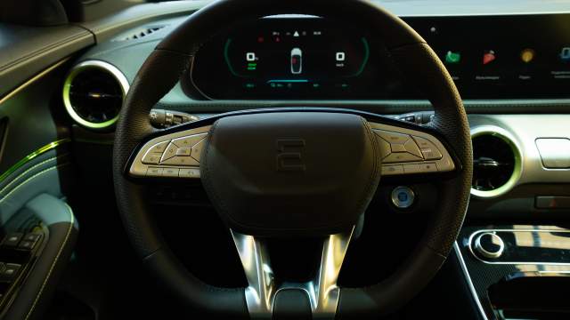 Непривычно большой руль регулируется не только по высоте, но и по вылету. Обогрева у него нет