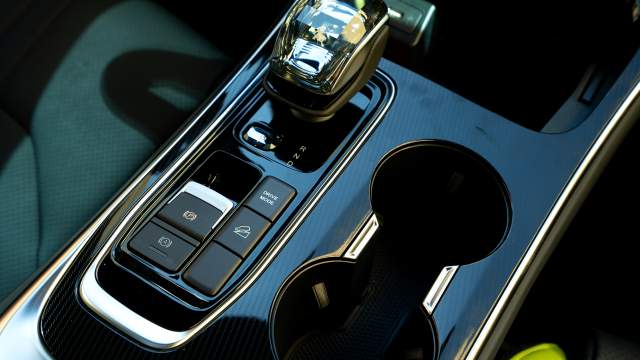 Миниатюрный лев в кристалле может менять цвет