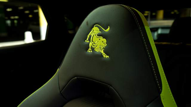 Львы вышиты и на подголовниках