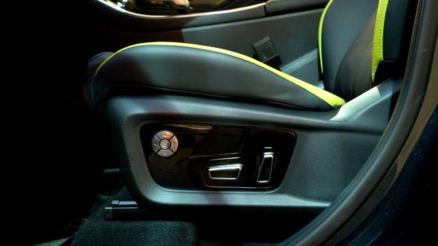 Водительское сиденье снабжено подогревом, вентиляцией, массажем и регулировкой поясничного подпора