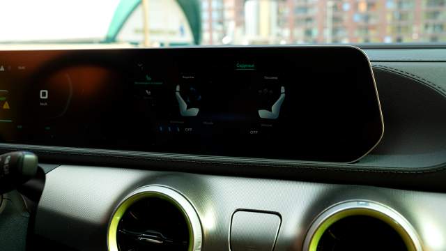 Пассажирское кресло — только обогревом, под лючком — место для крепления для смартфона