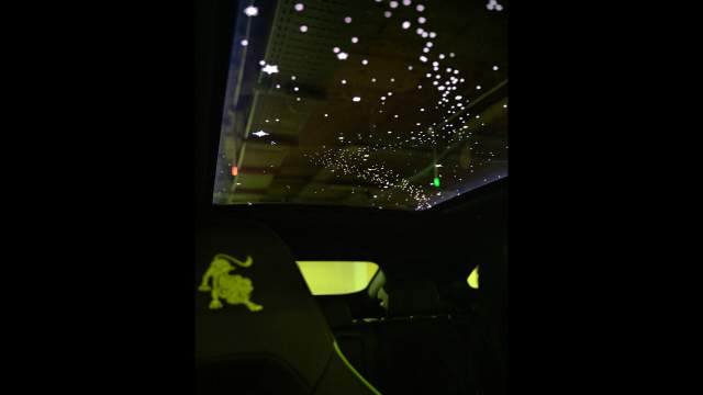 Звзедное небо в панорамной крыше включается в темноте и может менять цвет