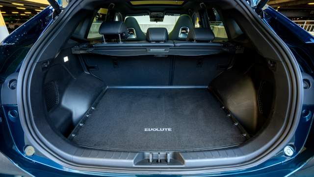 Объем багажника — 480 литров, дверь снабжена электроприводом