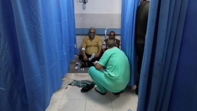 Людям оказывают помощь в больнице «Шифа» после авиаудара Израиля по близлежащей больнице «Аль-Ахли» 