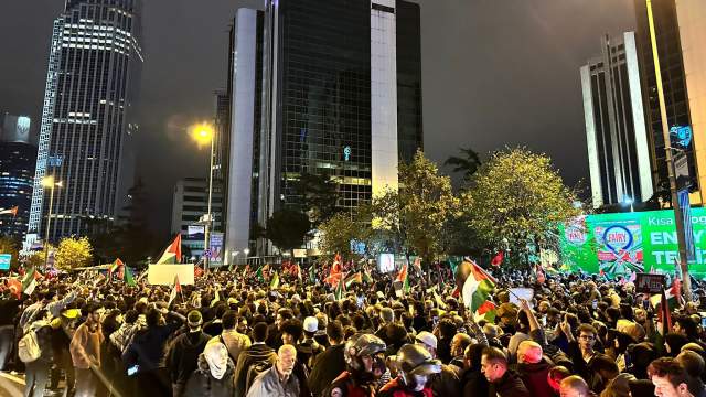 Сотни людей собираются во вторник перед Генеральным консульством Израиля в Стамбуле, чтобы протестовать против авиаудара Израиля по баптистской больнице «Аль-Ахли» в секторе Газа