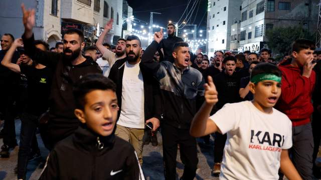 Палестинцы принимают участие в акции протеста после авиаудара Израиля по больнице «Аль-Ахли» в Тубасе, на оккупированном Израилем Западном берегу