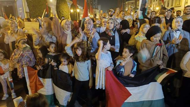 Сотни людей собираются во вторник, чтобы протестовать против авиаудара Израиля по баптистской больнице «Аль-Ахли»  в секторе Газа, поскольку израильские атаки продолжаются одиннадцатый день в Рабате, Марокко