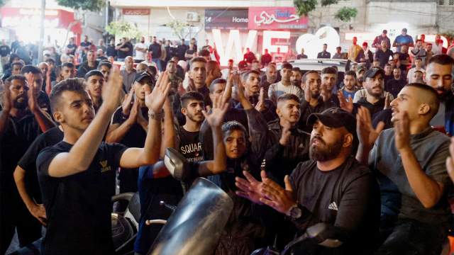 Палестинцы в Тубасе принимают участие в акции протеста, после того как сотни палестинцев были убиты в результате взрыва в больнице Аль-Ахли в секторе Газа 