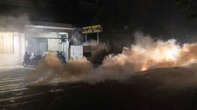 Вид на территорию в густом дыму, когда ливанцы собираются перед посольством США, чтобы устроить акцию протеста против израильского авиаудара по баптистской больнице Аль-Ахли в секторе Газа в Бейруте, Ливан