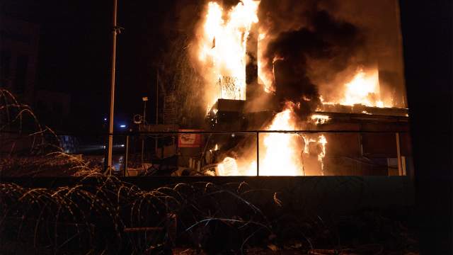 Ливанцы собираются перед посольством США, чтобы устроить акцию протеста против израильского авиаудара по баптистской больнице Аль-Ахли в секторе Газа в Бейруте, Ливан