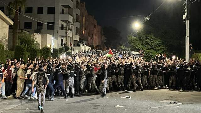 Силы безопасности препятствуют демонстрантам, пытающимся проникнуть в посольство Израиля в Аммане, Иордания