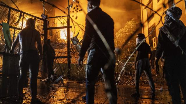 Ливанцы собираются перед посольством США, чтобы устроить акцию протеста против израильского авиаудара по баптистской больнице Аль-Ахли в секторе Газа в Бейруте, Ливан