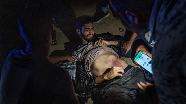 Ливанцы собираются перед посольством США, чтобы устроить акцию протеста против авиаудара Израиля по баптистской больнице Аль-Ахли в секторе Газа в Бейруте