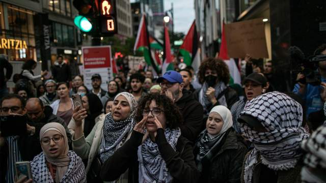 Люди собираются в знак протеста против авиаудара Израиля по баптистской больнице Аль-Ахли в секторе Газа, поскольку израильские атаки продолжаются, в Монреале, Канада