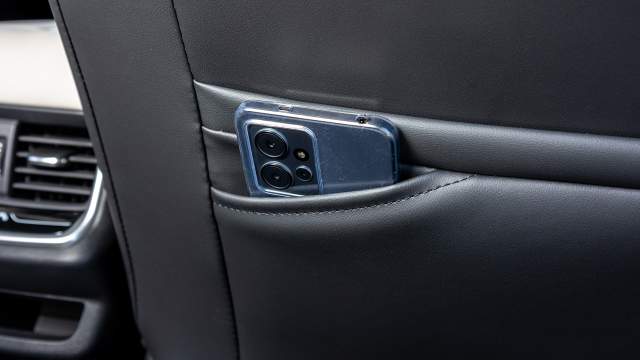 Зато есть кармашек для телефона