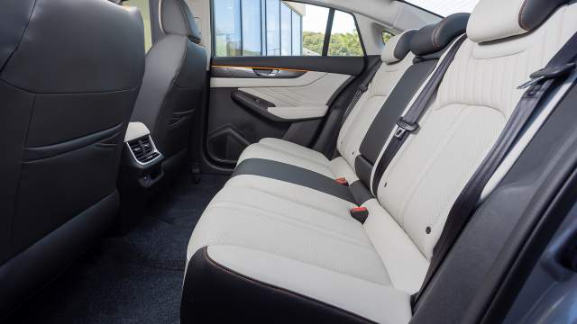 Места для ног с запасом. Диван расположен низковато, спинка складывается целиком