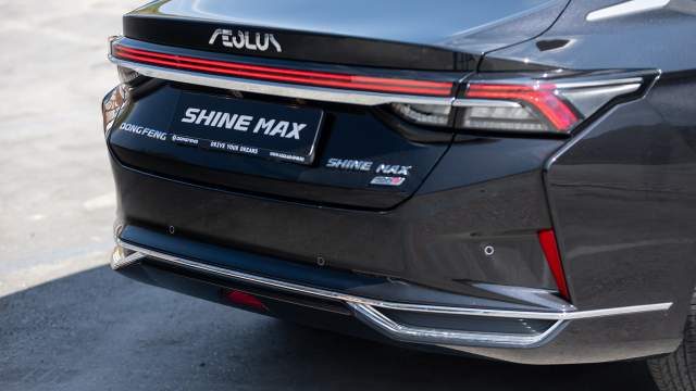 Багажную крышку украшают многочисленные надписи