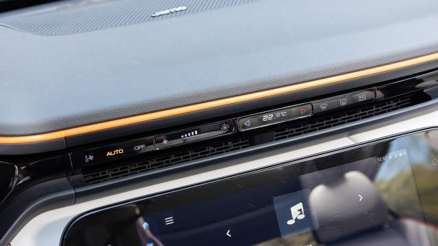 Блок управления однозонным климат-контролем вытянут в узкую полоску