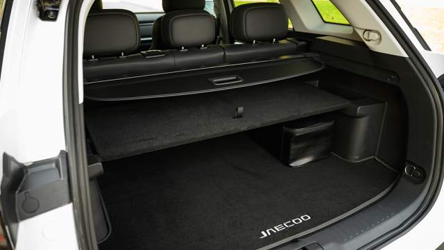 В багажнике есть полочка-органайзер