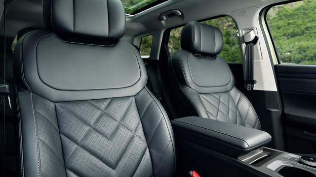 Сиденья комфортные, но расположены высоковато, а у водительского кресла нет регулировки наклона подушки