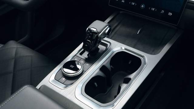 Клавиша ручного выбора передач расположена на боковой части селектора