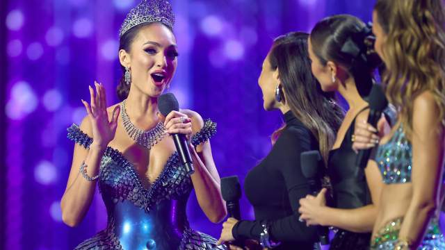 Р'Бонни Нола Габриэль, представляющая США, выиграла конкурс в прошлом году. На фото она выступает перед участницами этого года