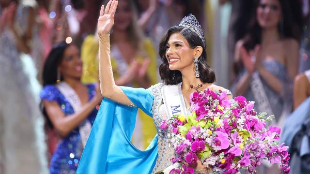 В Сан-Сальвадоре завершился конкурс красоты «Мисс Вселенная». В нем приняли участие девушки из 86 стран, включая и Россию. Впервые с 1957 года к соревнованию допущены были замужние женщины и матери. Победительницей стала Мисс Никарагуа Шейннис Паласиос. Подробности финальной церемонии – в фотогалерее «Известий». 