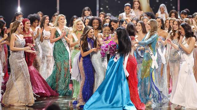 «Мисс Никарагуа» Шейннис Паласиос победила в конкурсе. По традиции, предыдущая обладательница титула передала ей корону