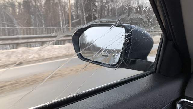 Из-за особенностей аэродинамики вода, смываемая дворниками лобового стекла, оказывается на боковых стеклах машины, затрудняя обзор через зеркала заднего вида