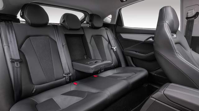 На втором ряду сидений пассажирам не будет тесно, но и на избыток свободного пространства рассчитывать не приходится