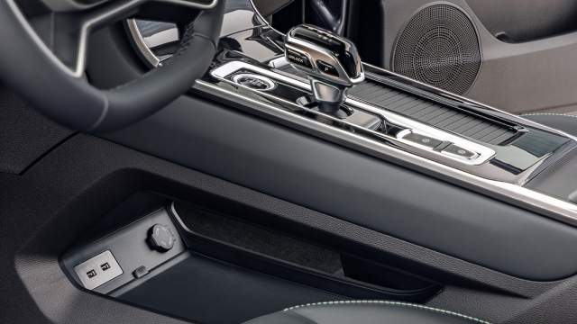 Центральный тоннель по «китайской» моде сделан двухуровневым. Разъемы USB для подключения телефона приходится искать на ощупь