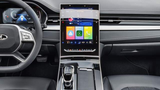 Под дисплеем мультимедиа расположен блок физических клавиш, на которые возложено управление наиболее востребованными функциями