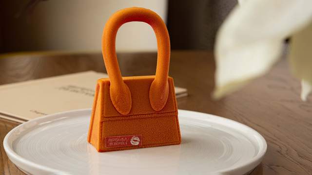 Сумка от кутюр. Мусс на основе миндального пралине, соленой карамели, миндальные бисквит и лепестки