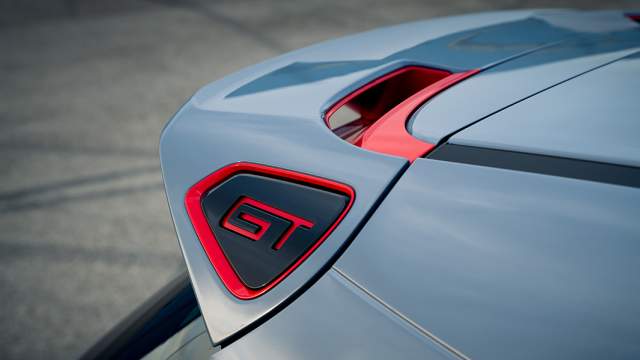 Сзади — спойлер...