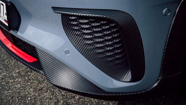 Спереди — воздухозаборники с фактурой под углепластик