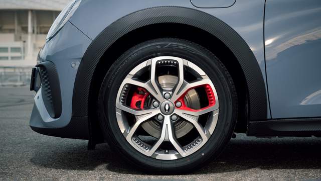 У версии GT диски того же размера, но другого дизайна