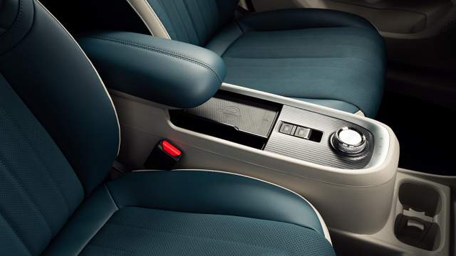 Режимы движения переключаются шайбой, под центральным подлокотником — беспроводная зарядка для телефона