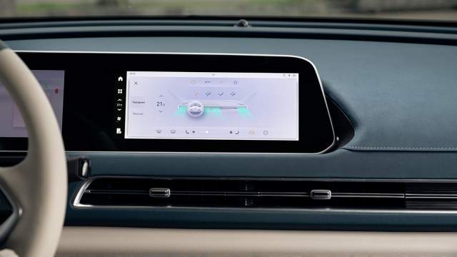 Настроить климат-контроль можно через тачскрин