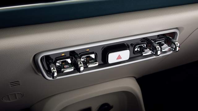 В центре панели — крупные хромированные клавиши