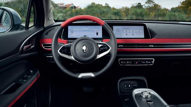 Интерьер версии GT по умолчанию черно-красный