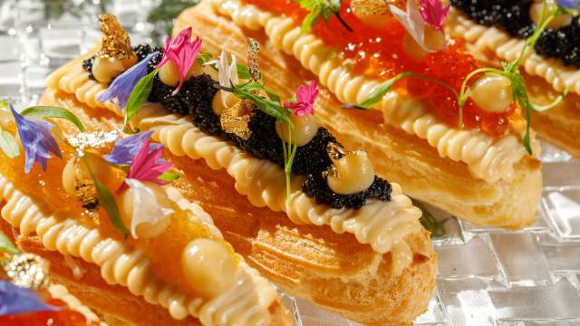 Несладкие эклеры с крабом и икрой