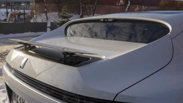 Спойлер можно поднять принудительно. На верхней кромке заднего стекла установлены камеры