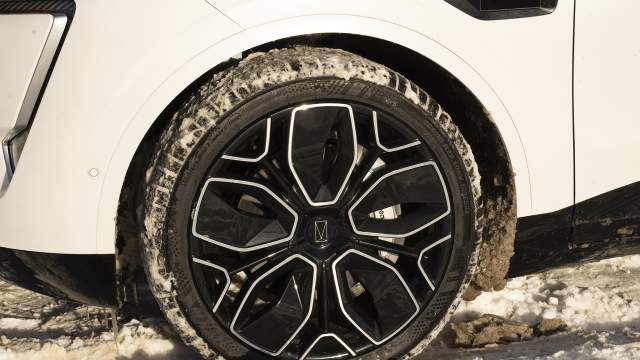 Диаметр колесных дисков — 22 дюйма