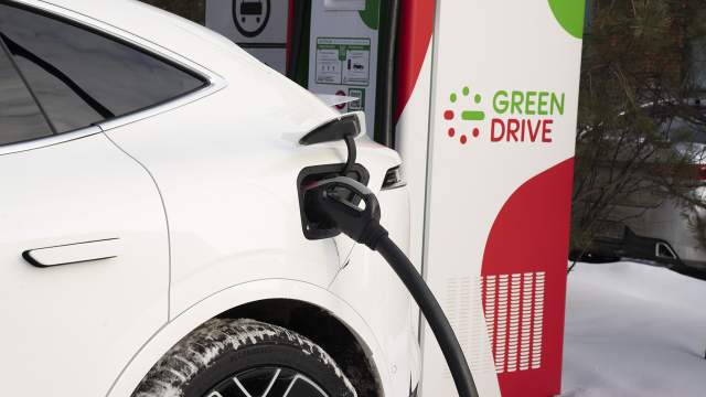 Электромобиль поддерживает быструю зарядку от станций мощностью до 240 кВт