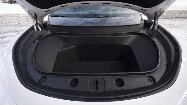 Объем переднего багажника — 95 л. Дисплеем под лобовым стеклом с бегущей строкой оснащены не все машины