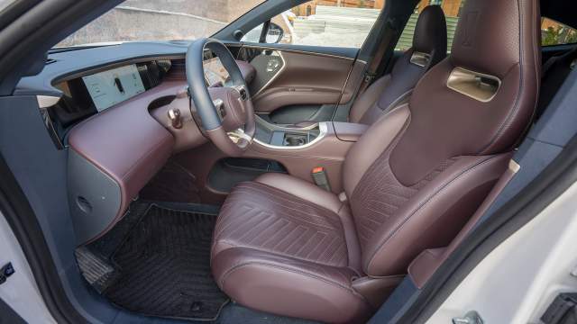 Удобные кресла обиты натуральной кожей и снабжены подогревом, вентиляцией и массажем