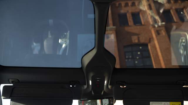 Панорамная крыша трехсекционная, а солнцезащитные козырьки сделаны раскладными